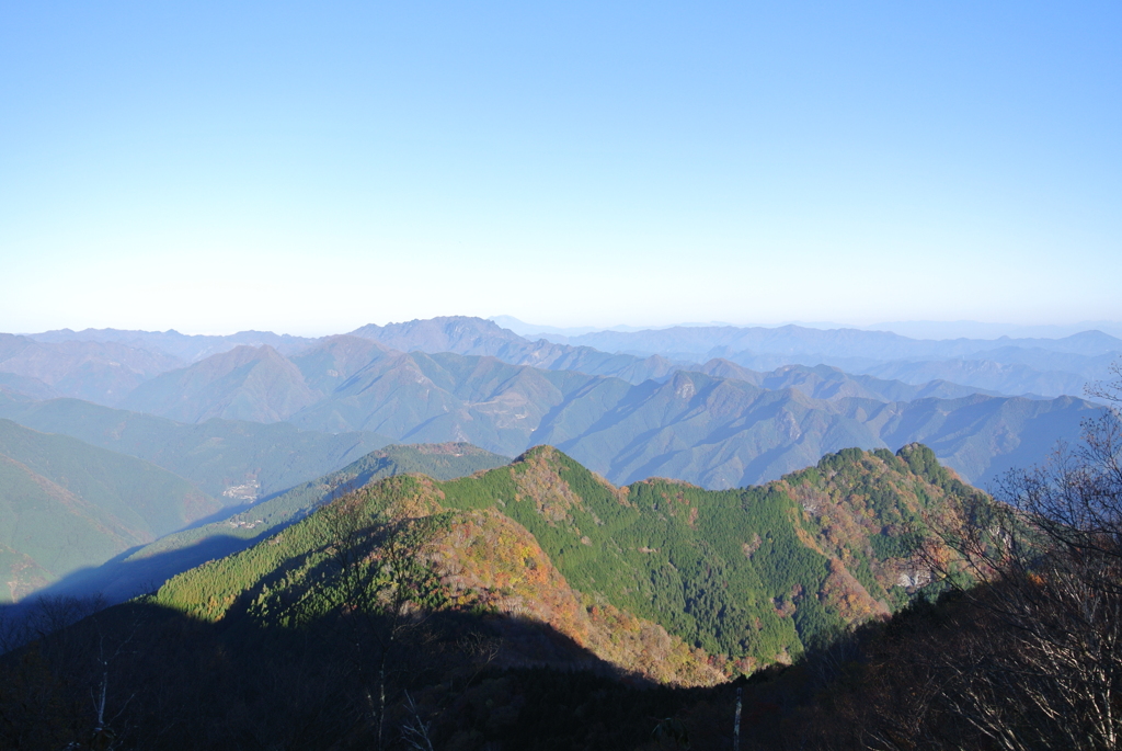 遠くの山脈まで見える