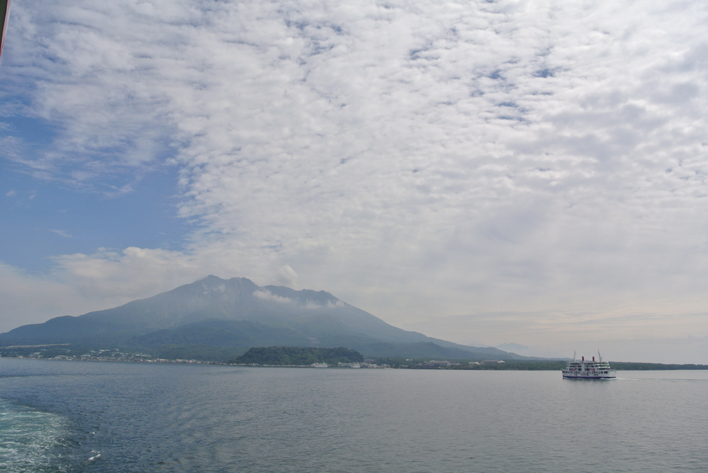 桜島とフェリーが愛おしい構図