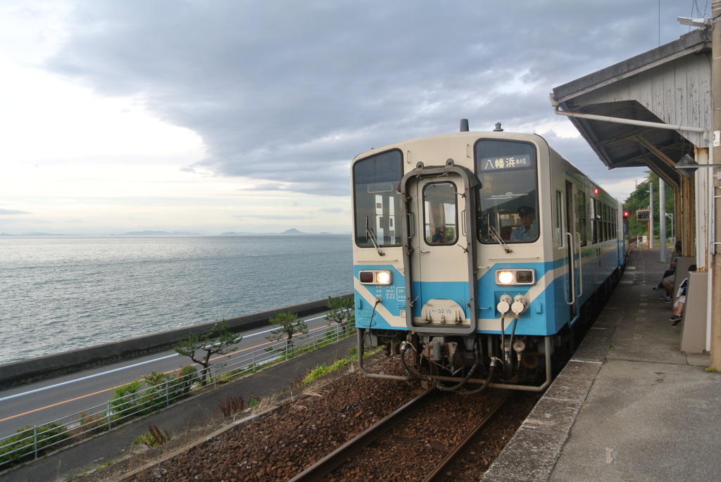 人がたくさん出向かれるも、誰も乗らない電車