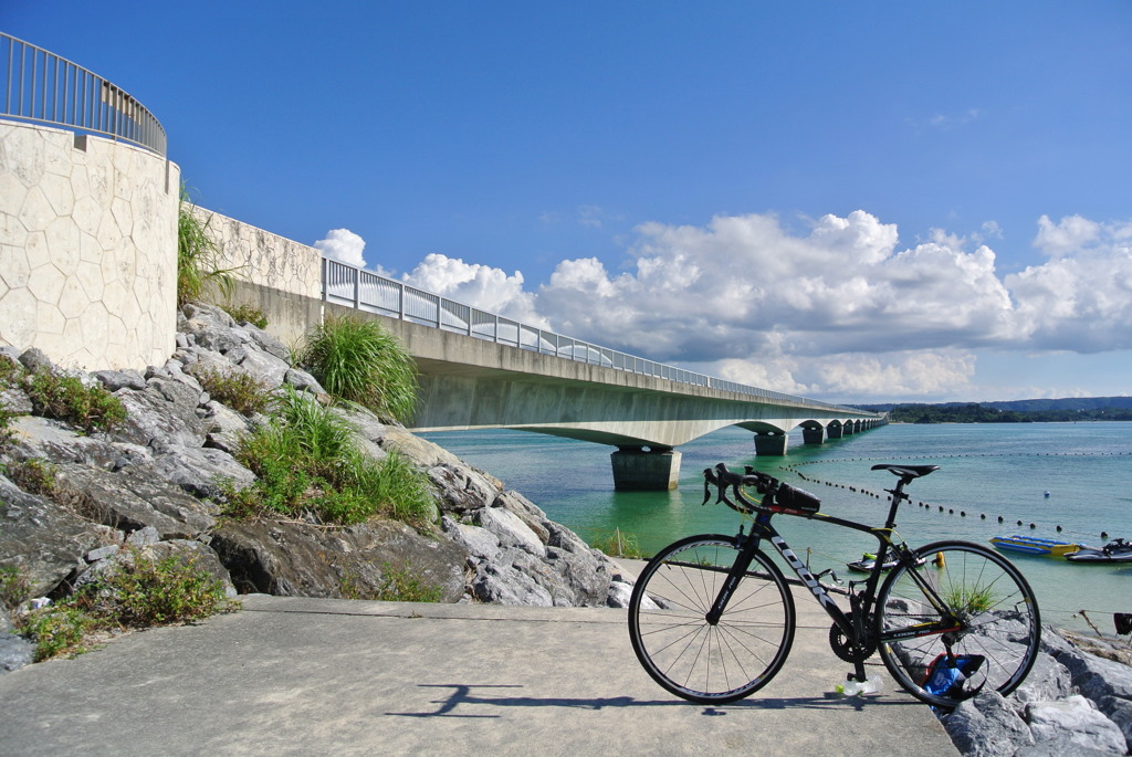 自転車と古宇利大橋