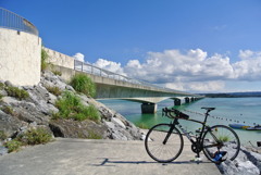 自転車と古宇利大橋