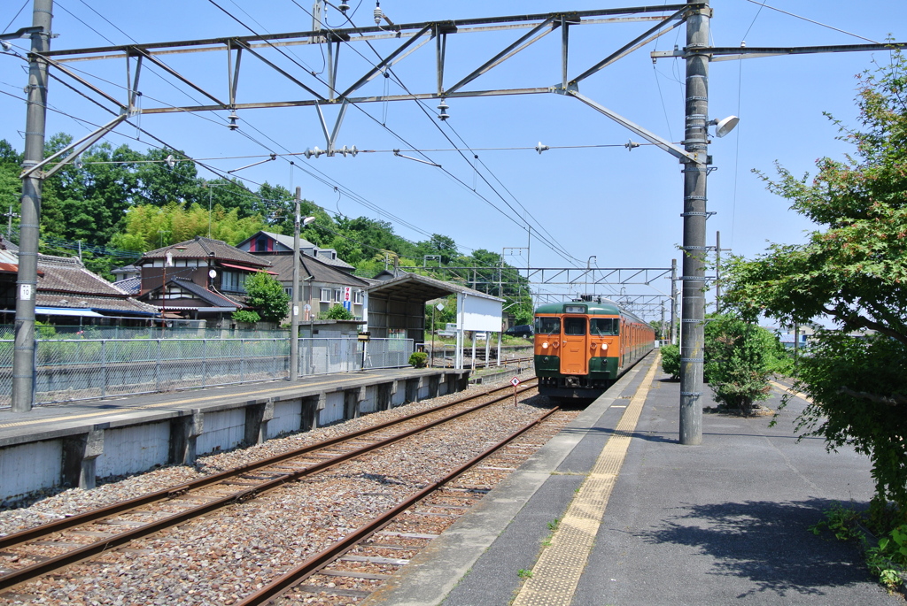 両毛線が岩舟駅に到着