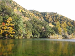 明神池に反射する景色