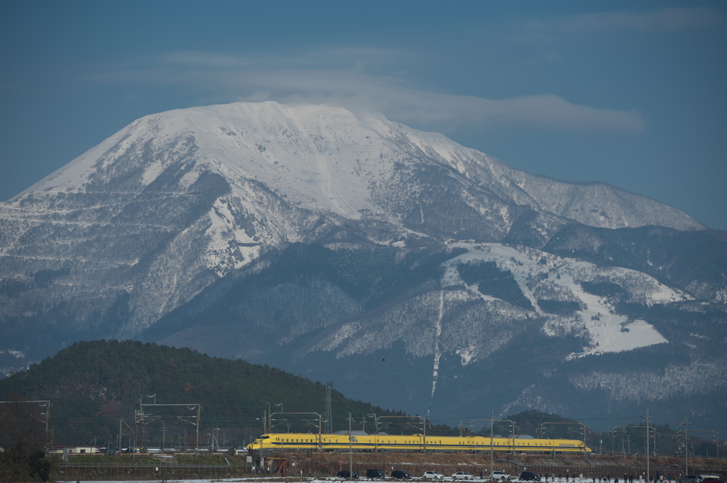 雪景色の伊吹山とドクターイエロー