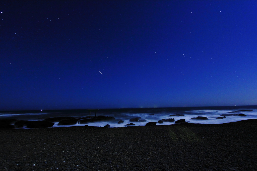 夜、砂浜にて