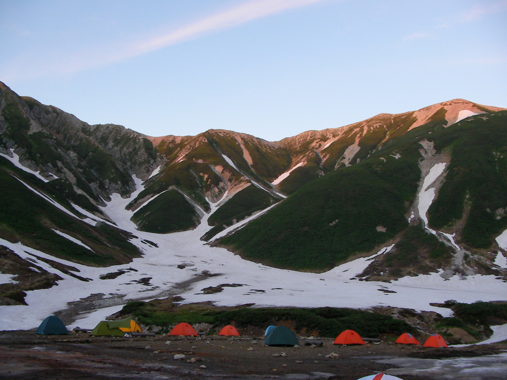 雷鳥沢キャンプ場と夕陽に染まりつつある真砂岳