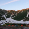 雷鳥沢キャンプ場と夕陽に染まりつつある真砂岳