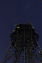夜空へ直立不動