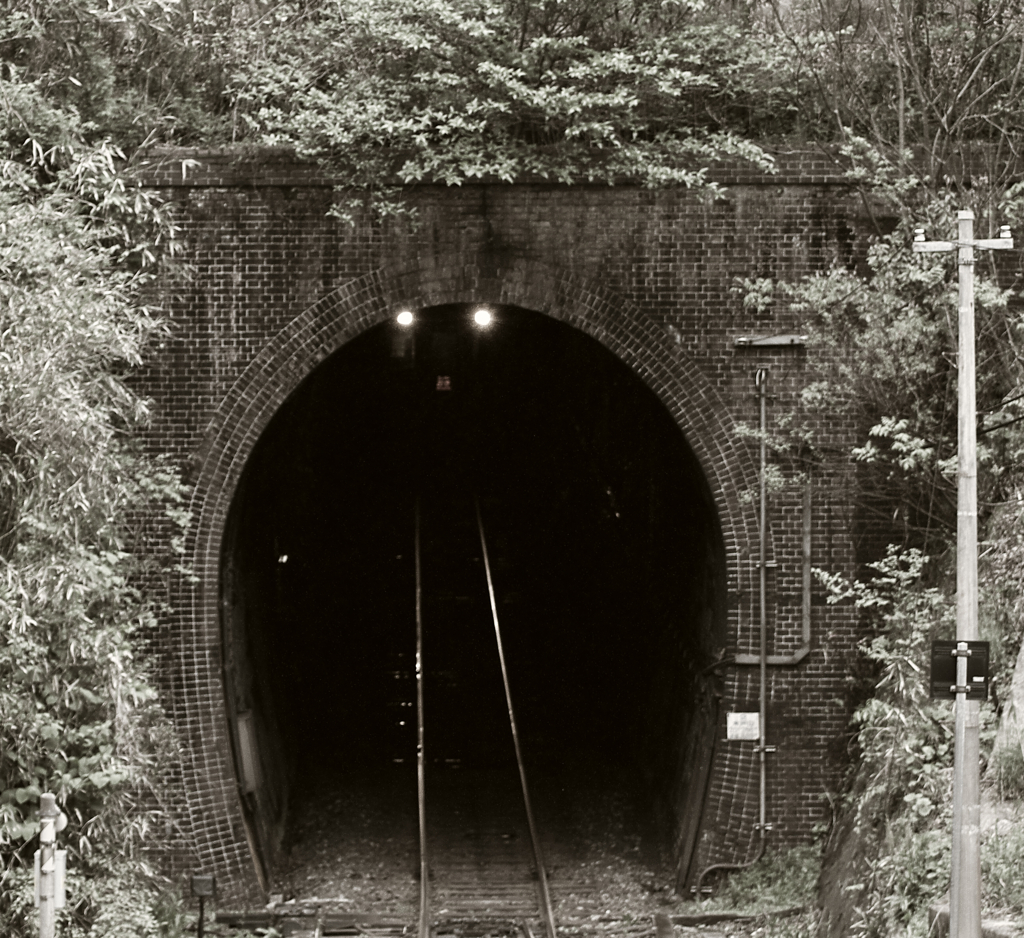 トンネルを抜けると…