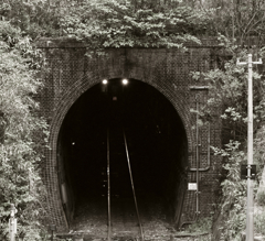 トンネルを抜けると…