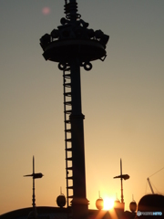 夕陽をバックに