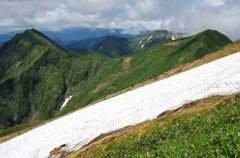 残雪を脇目に