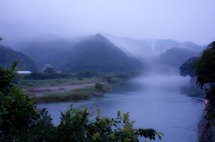 清々しい夏の川霧