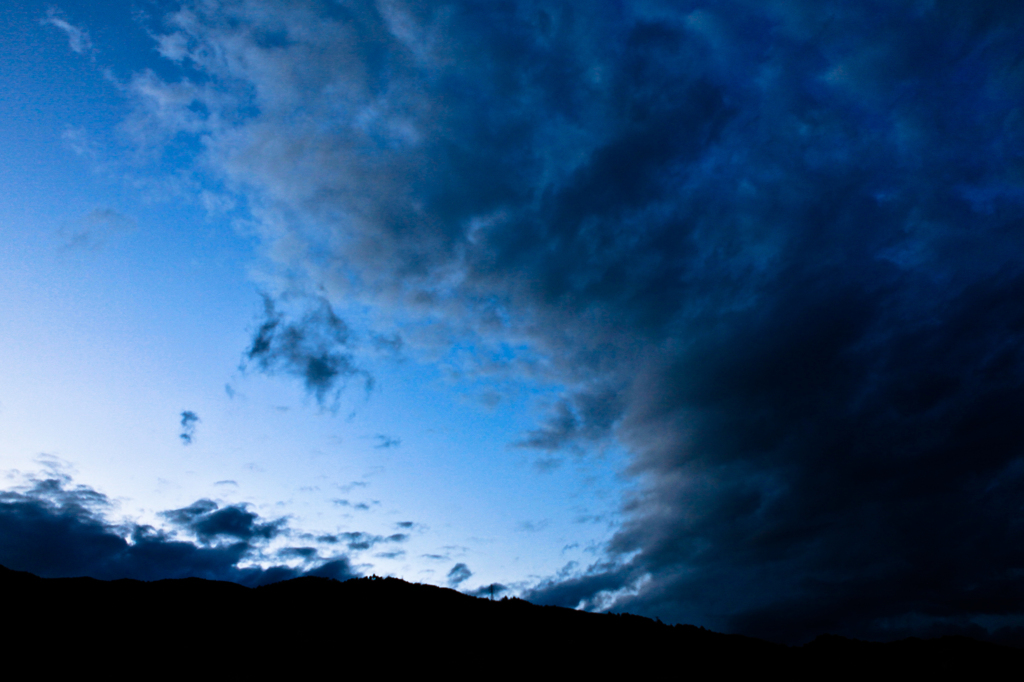 暗雲去る夕... 明日は晴れる...