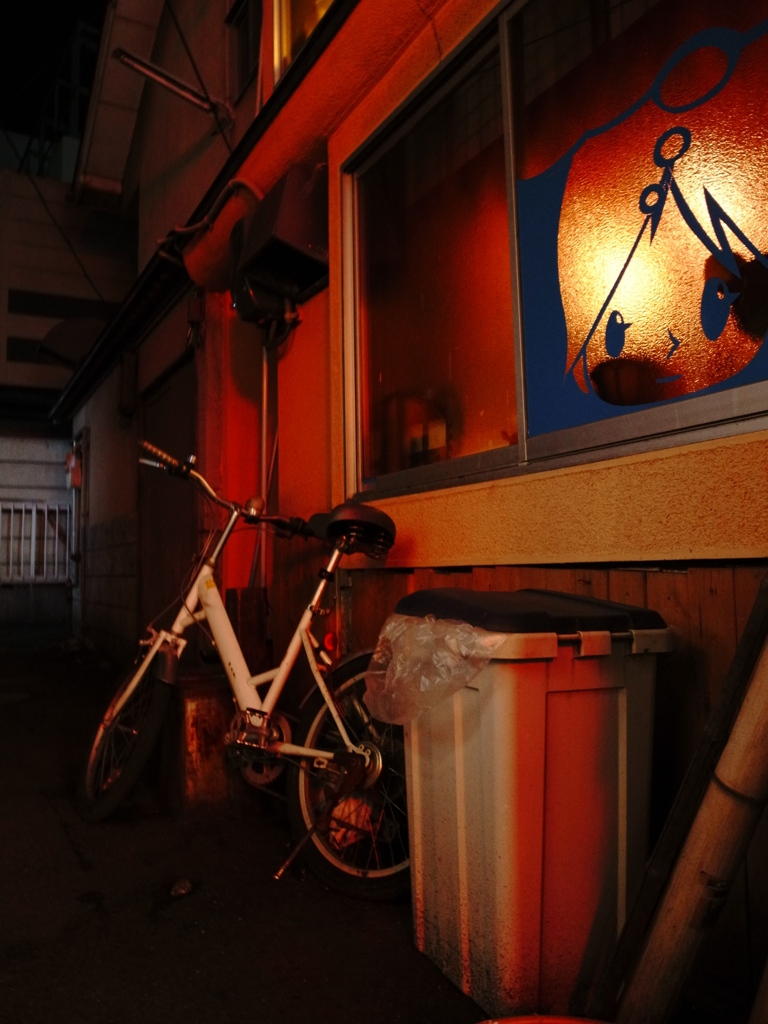 窓から誰かが…