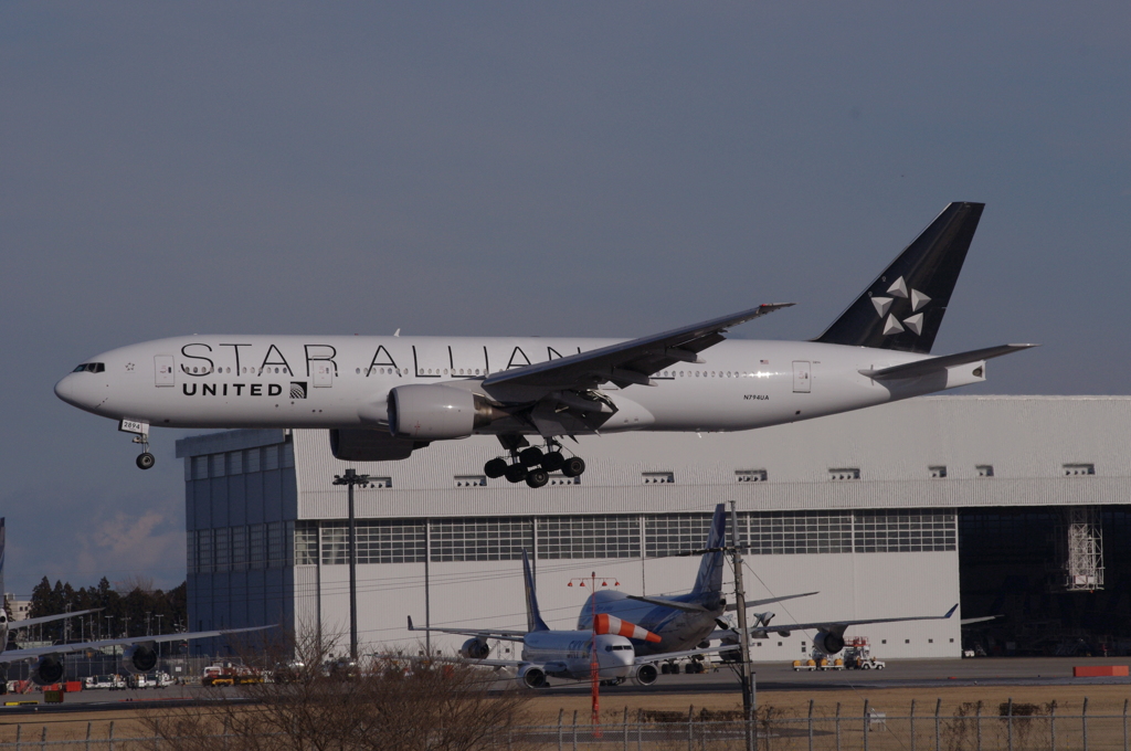 UNITED	B777