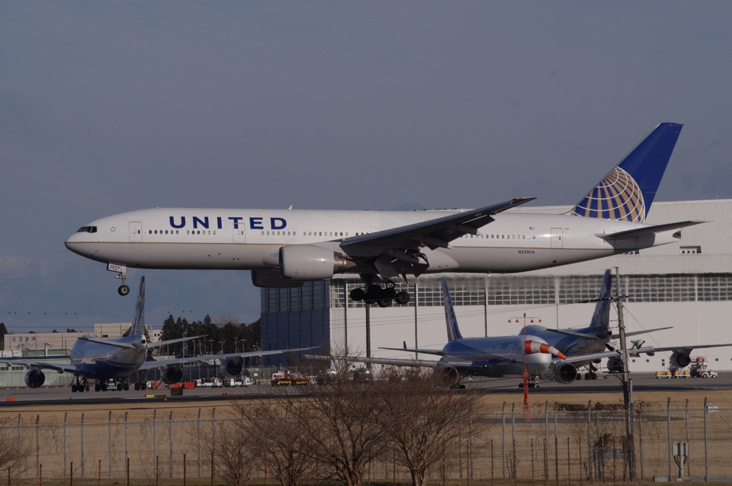 UNITED	B777