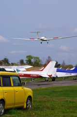 黄色いクルマと飛行機と