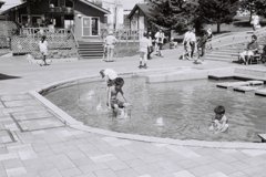 旭山動物園　水遊びする子供たち