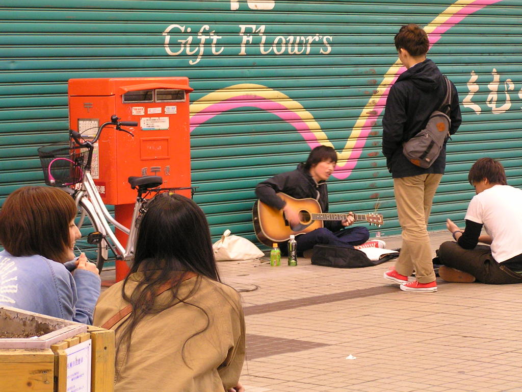 タヌキ小路　ストリートミュージシャン2