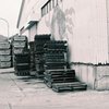 波止場の倉庫と木パレット