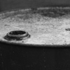 雨水のたまるドラム缶