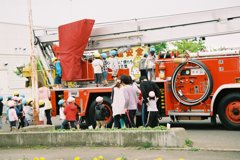 児童と消防車