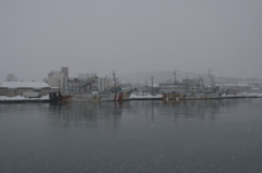 雪の降る港で