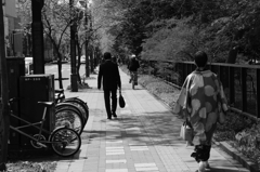 道庁　横　通行人