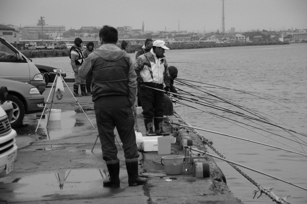 ロシア船の隣で釣り