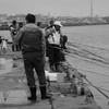 ロシア船の隣で釣り