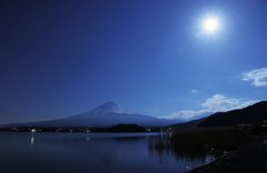 月夜に佇む富士山