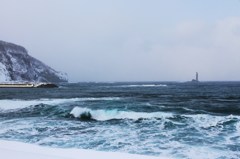 厳冬の積丹の海とローソク岩