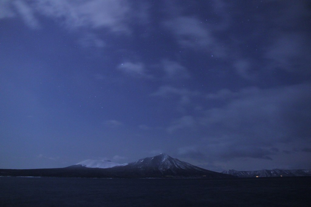 月夜に浮かぶ風不死岳と樽前山