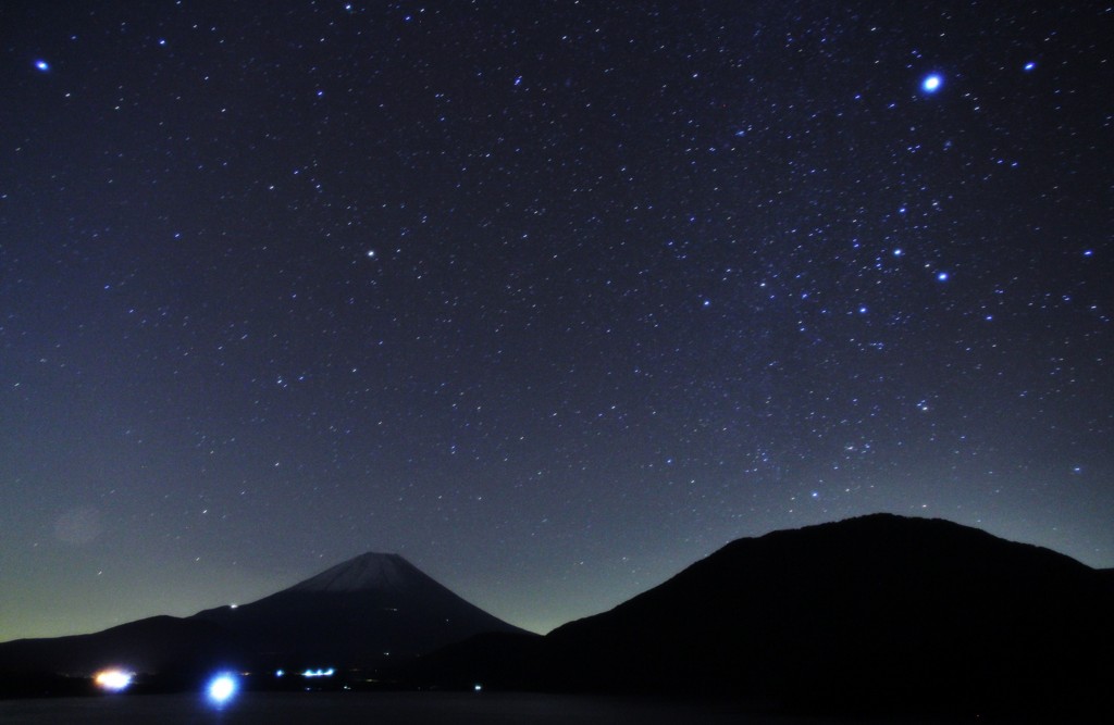 星夜に浮かぶ富士山
