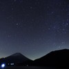 星夜に浮かぶ富士山