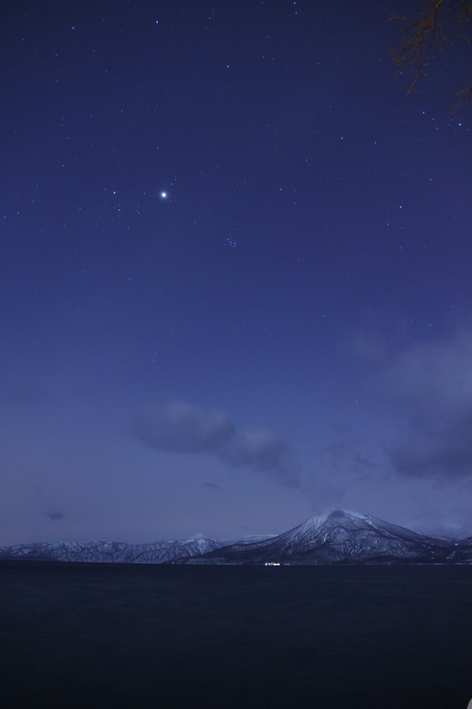 月夜に浮かぶ恵庭岳