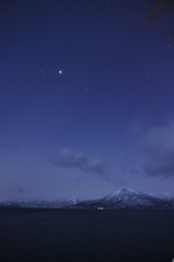 月夜に浮かぶ恵庭岳