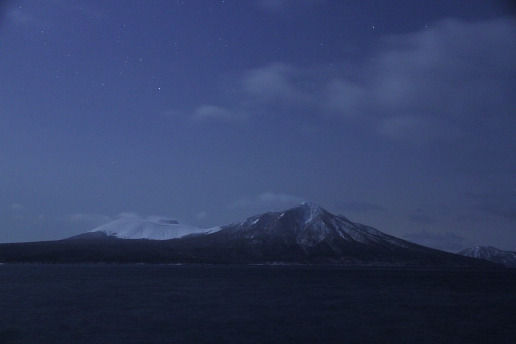 冠雪した樽前山と風不死岳
