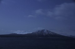 冠雪した樽前山と風不死岳