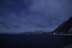 月夜にそびえる恵庭岳と支笏湖