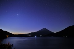 ブルーアワーに浮かぶ富士山