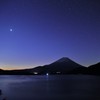 ブルーアワーに浮かぶ富士山