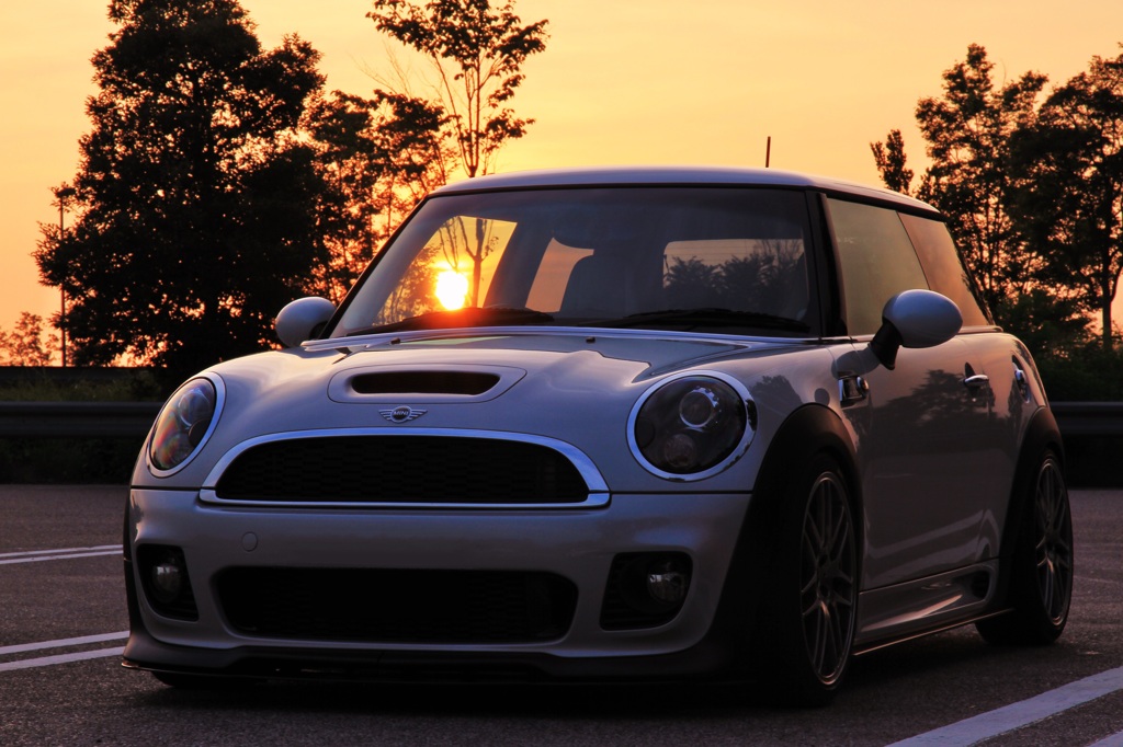夕陽に佇むMINI