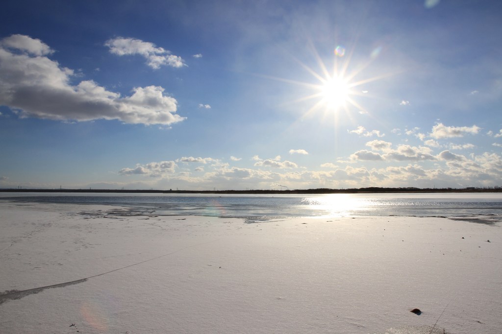 氷結したウトナイ湖