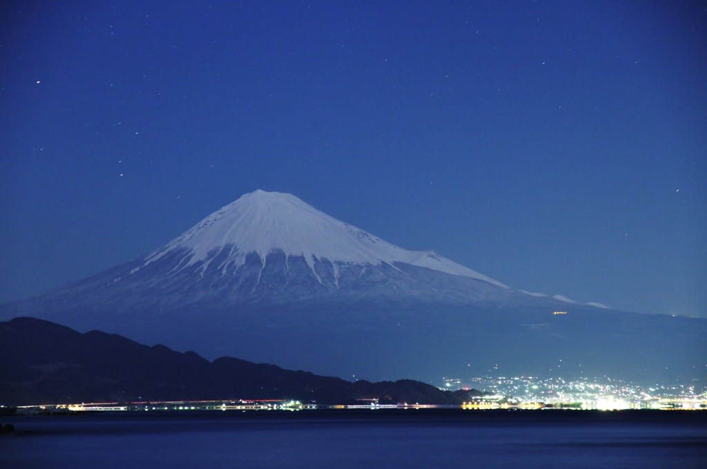 Mt.Fuji stands in the moon… 
