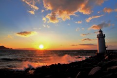 荒波と夕陽