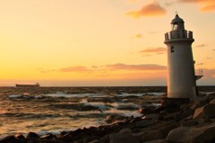 夕陽に佇む灯台