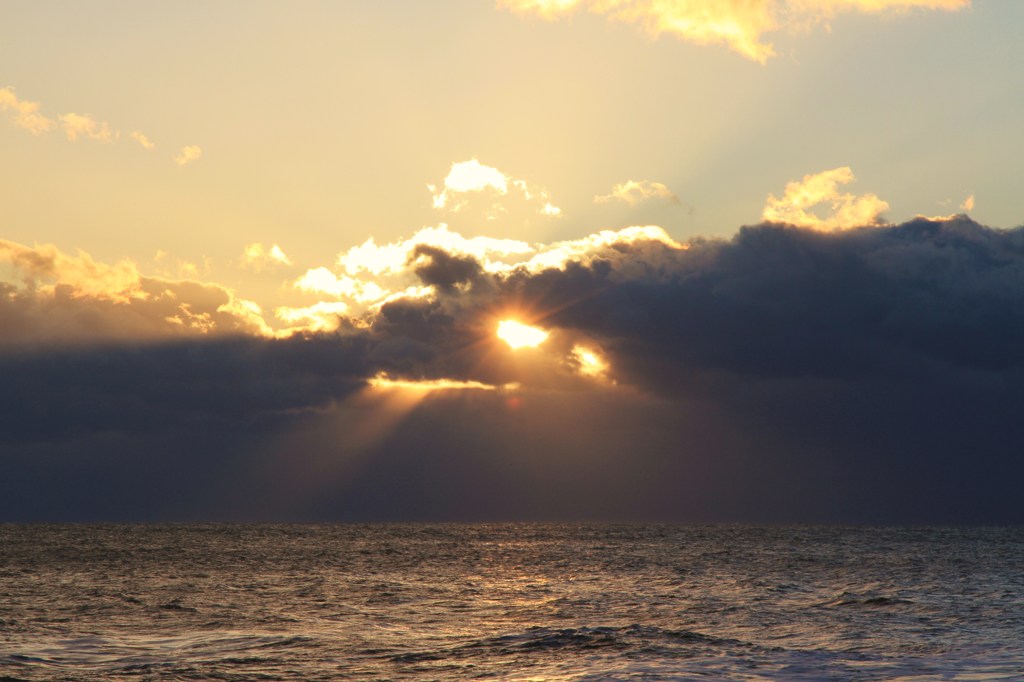 初日の出の光条