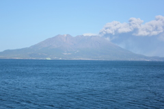 桜島と錦江湾と大隅半島へ流れ行く灰